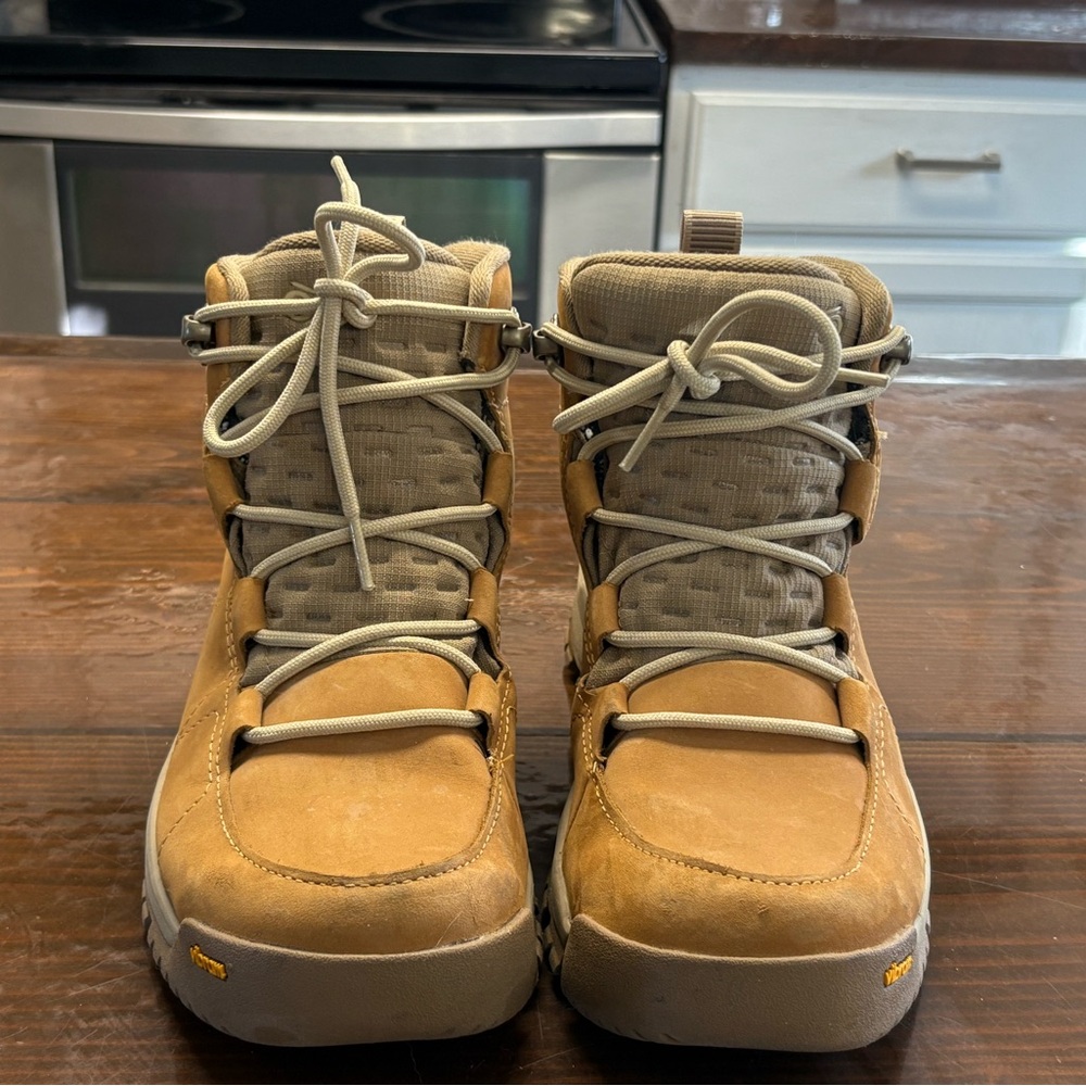 Women’s Oboze Hiking Boots size 8